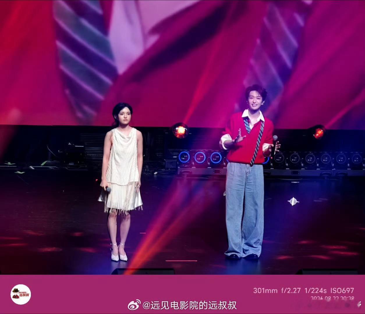 黄子弘凡兰西雅数到三唱聊会合唱青火惊喜的舞台合作！二人在唱聊会合唱青火，一唱一和