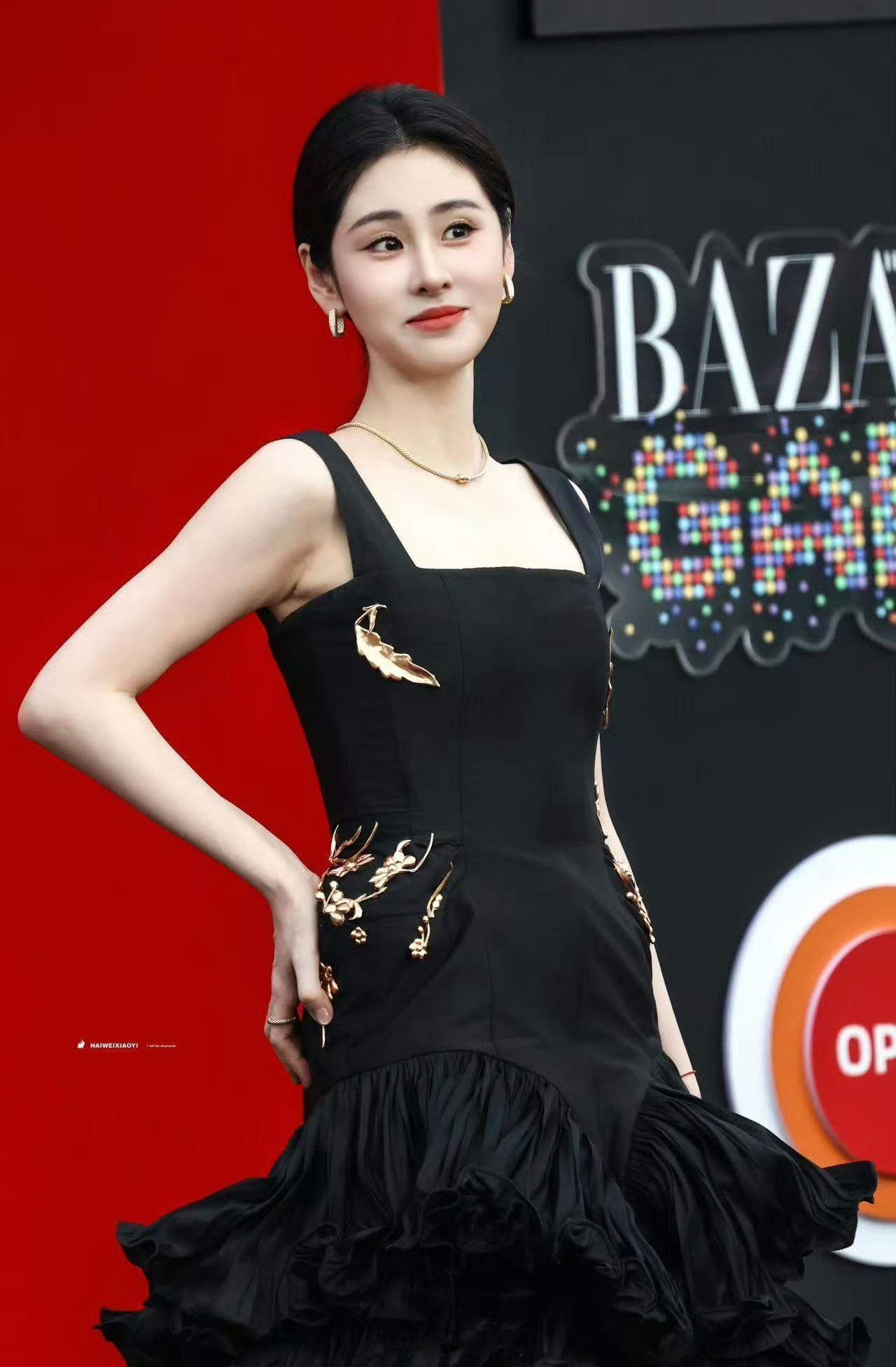 张碧晨美成黑天鹅了 张碧晨今晚的黑裙真的绝了，层叠裙摆像流动的夜色，把她的温柔和