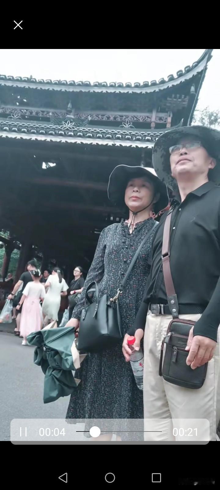 别人说我幸福，我没一点感觉，大家评评:这样的老头幸福啵？

网上经常讨论老年人的