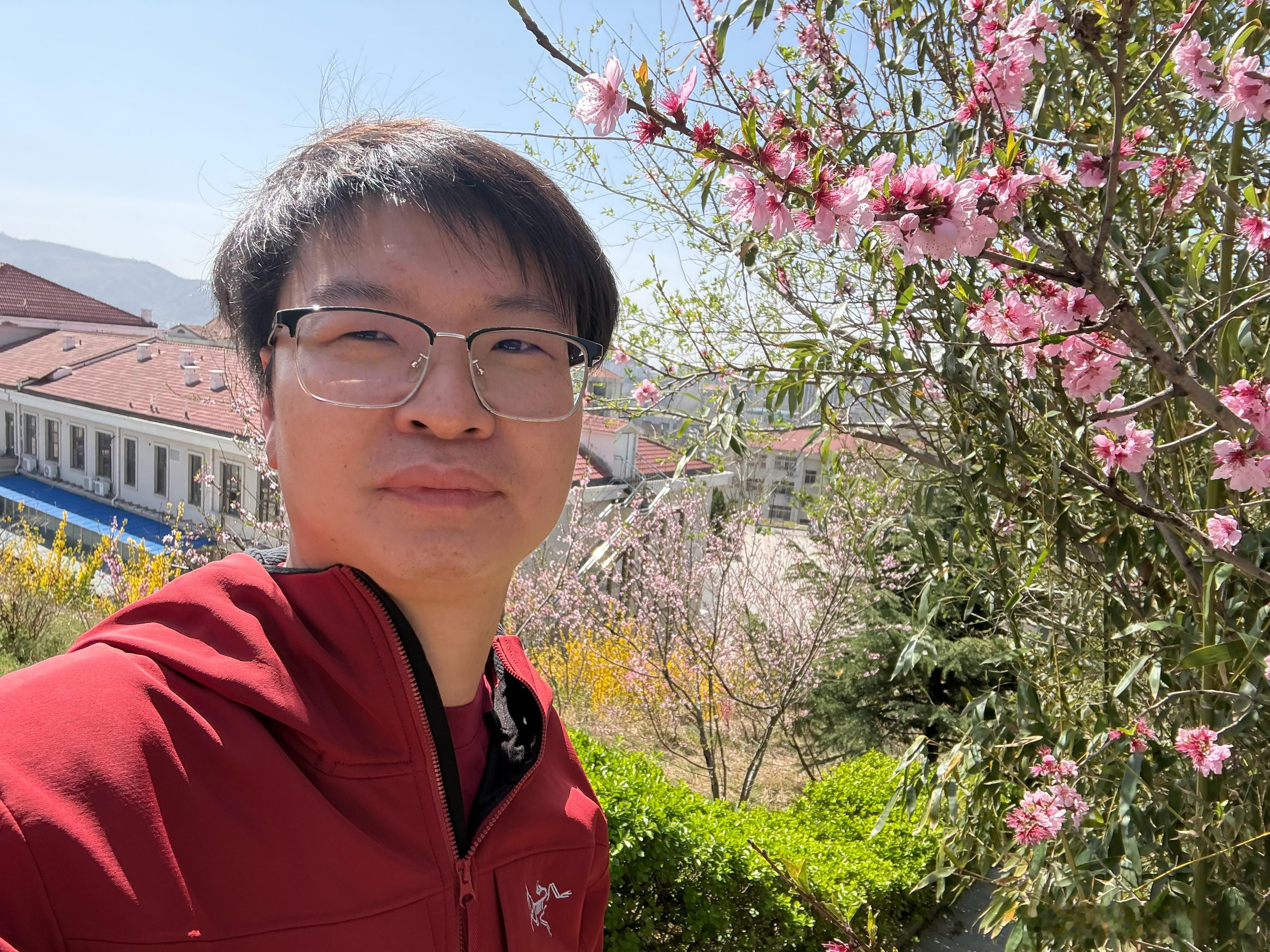 跟桃花合个影，桃花说：真帅，真好看 烟台·鲁东大学