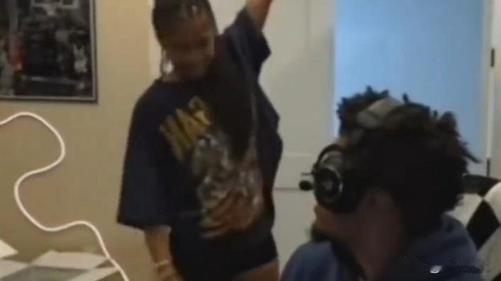 伦德博格和他女友的对话反映两人三观不同，为未来的分手埋下伏笔。

伦德博格最近做