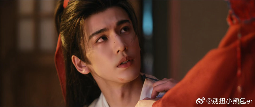 谁橙想张凌赫竟然一身肌肉啊嘶哈～肩膀头子好评，就是什么时候从床板子上下来啊张凌赫