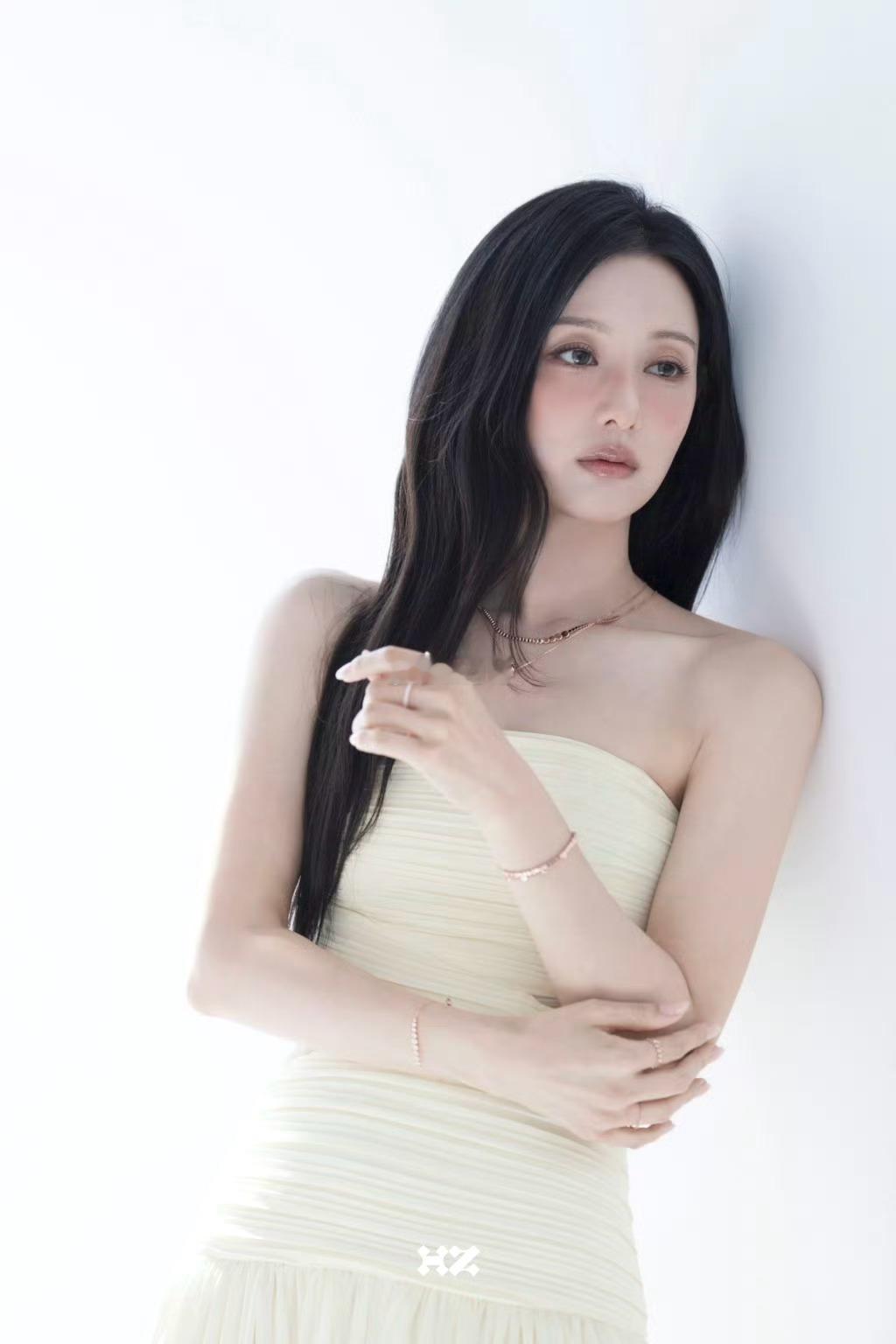 月如钩夜色沉落，远山融进朦胧墨色，天际悬着一弯瘦月，清冷如银钩，浅浅勾住满院晚风