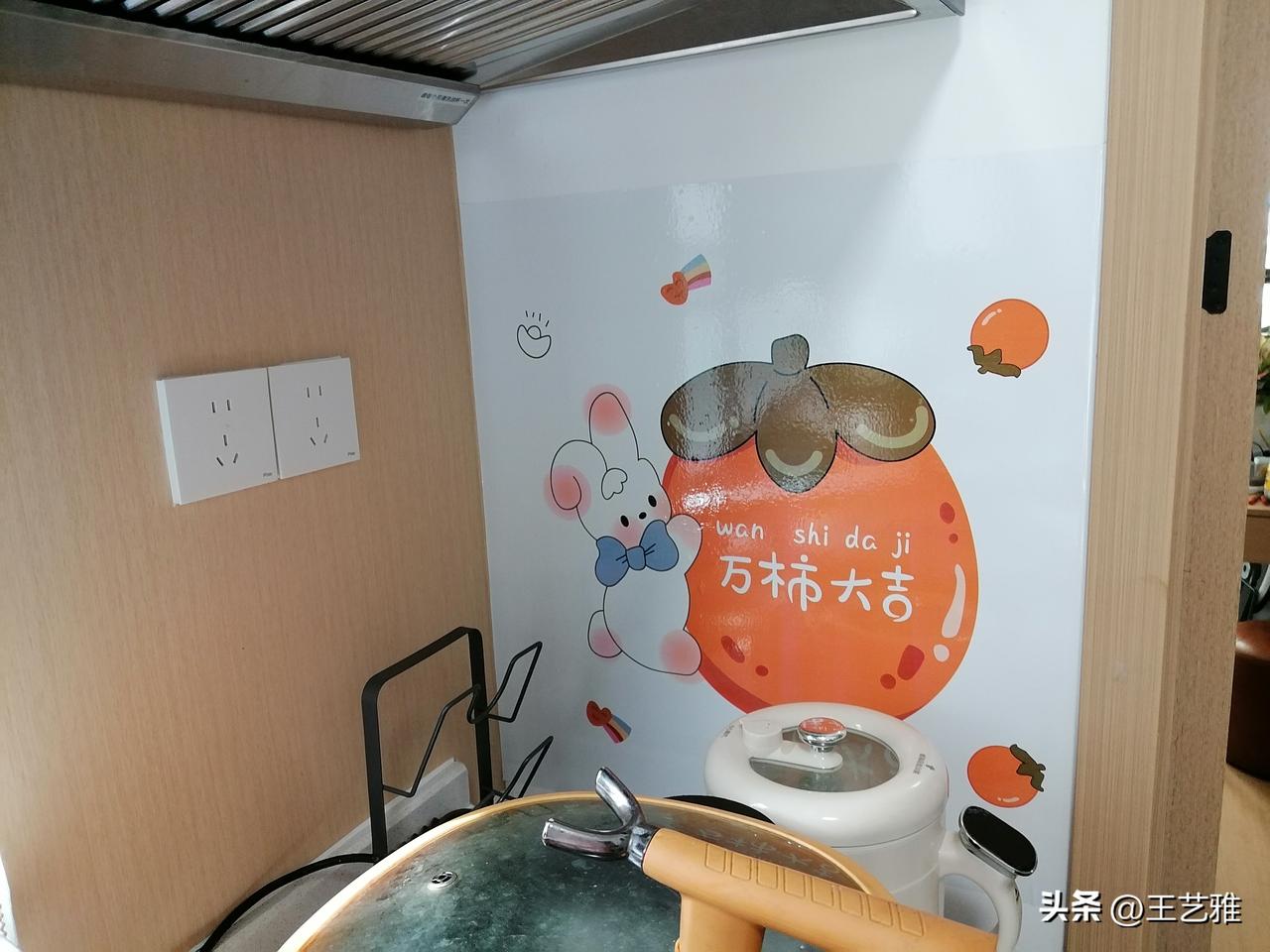 我这贴膜的水平依然不减当年水准呢。

因为有次炒菜时我发现溅到旁边雪白墙面上油渍
