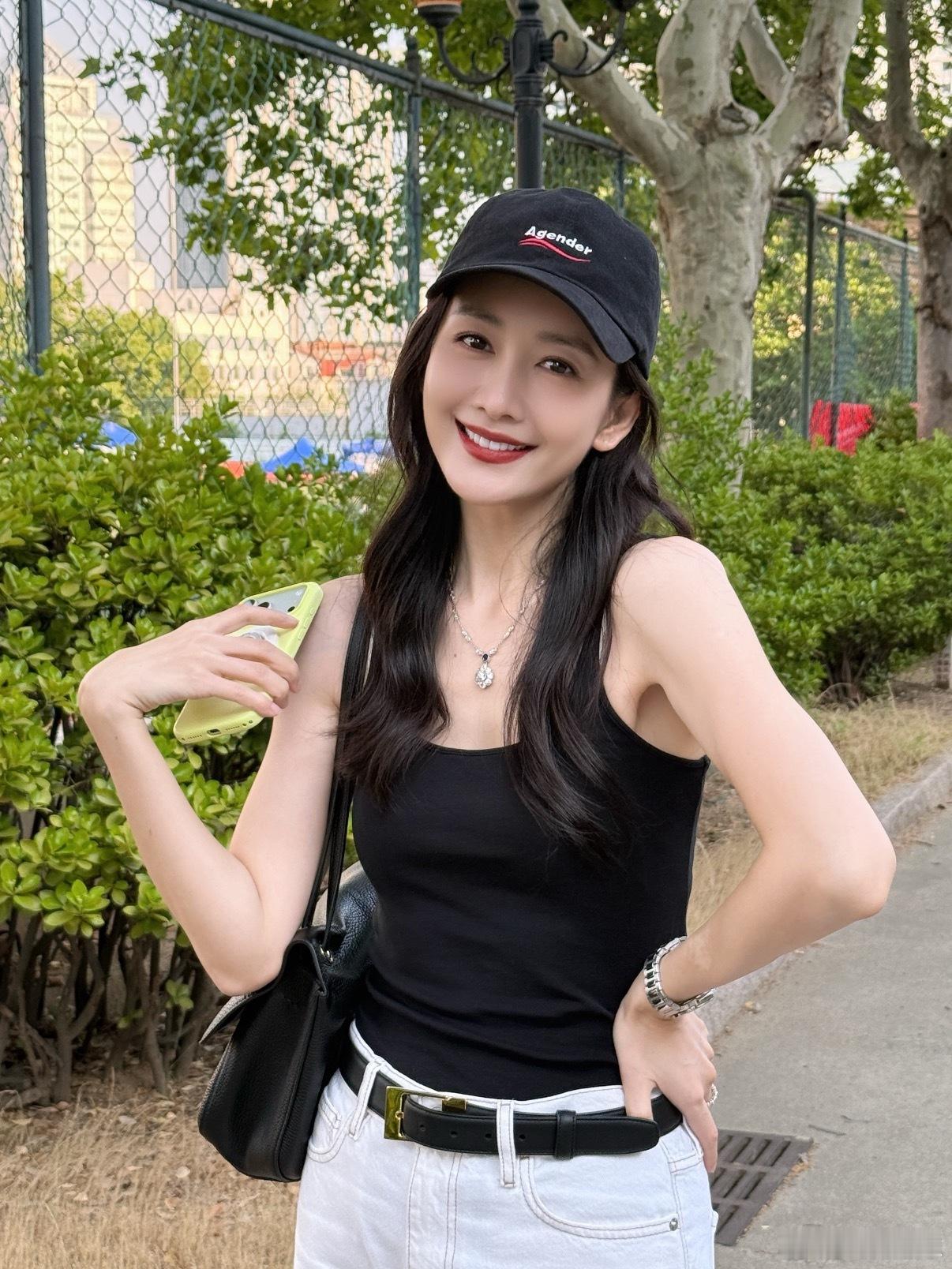 王鸥 我目前独自养育一个孩子最近娱乐圈怎么那么多瓜？王鸥都是妈妈了 ​​​