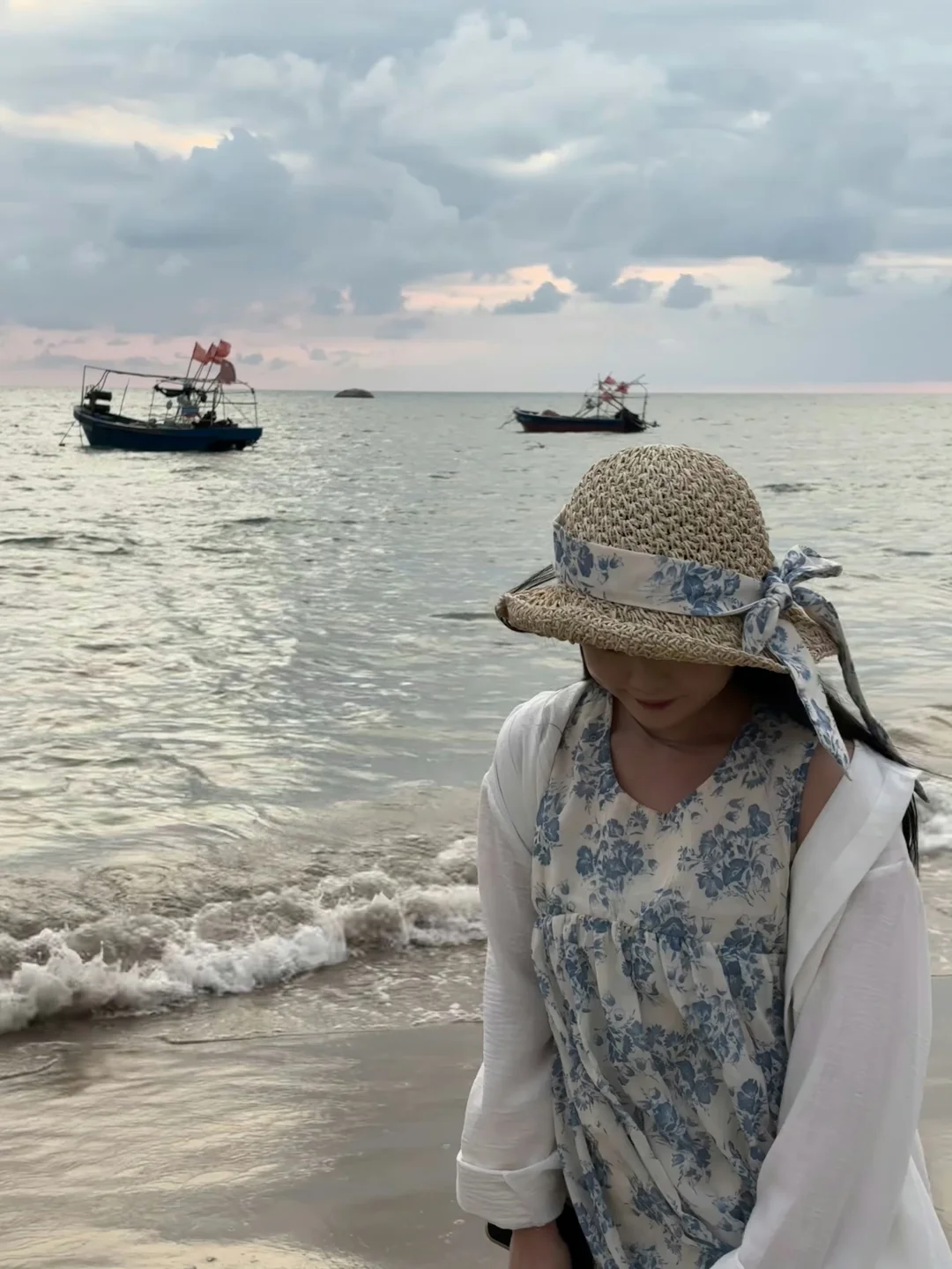 躲在草帽下，偷听大海的悄悄话🌊