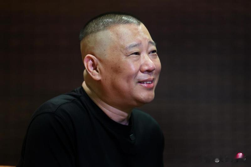 某郭姓相声演员，在商业演出中粗俗改编经典红歌。

2026年7月24日，郭某随旗