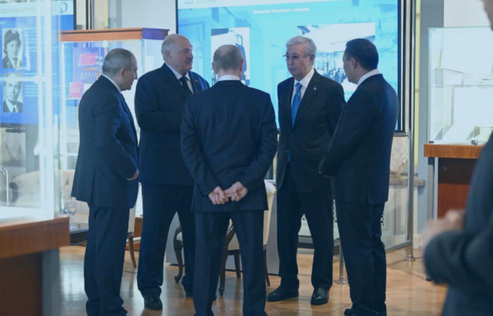 12月22日，普京背手而立，与刚从日本赶来的哈萨克斯坦总统、吉尔吉斯斯坦总统聊得