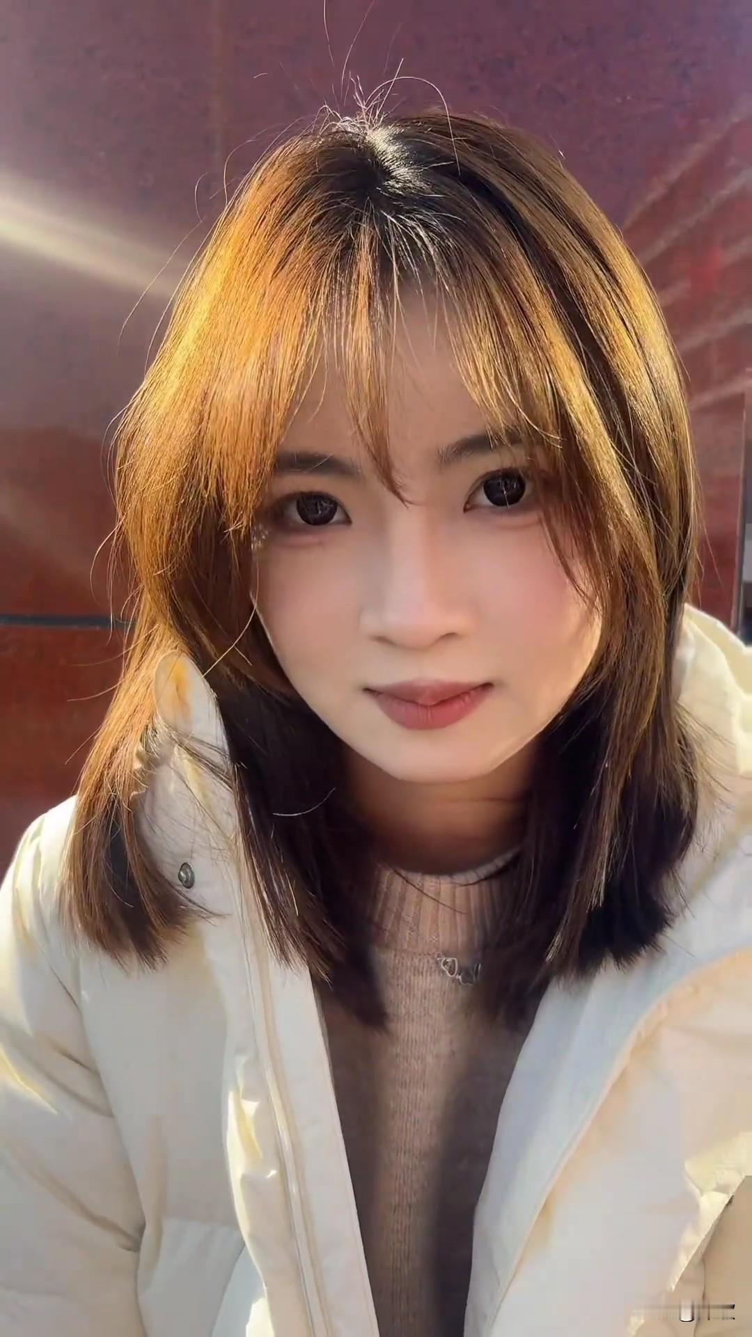 当00后老师下班被门卫大爷认成学生不让出校门。。。大爷我冤枉啊，我真的是老师。山