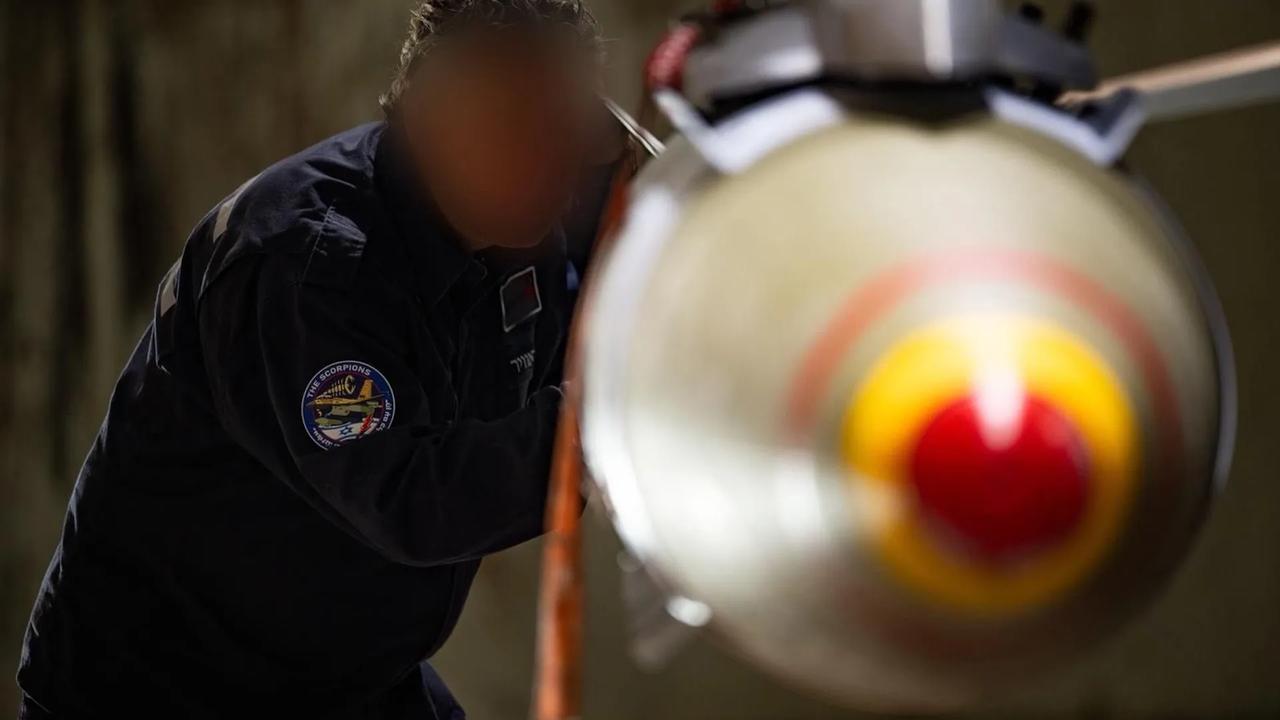 以色列F-16携带神秘炸弹！！！
相关图片显示，两枚异常标记的2000磅GBU-