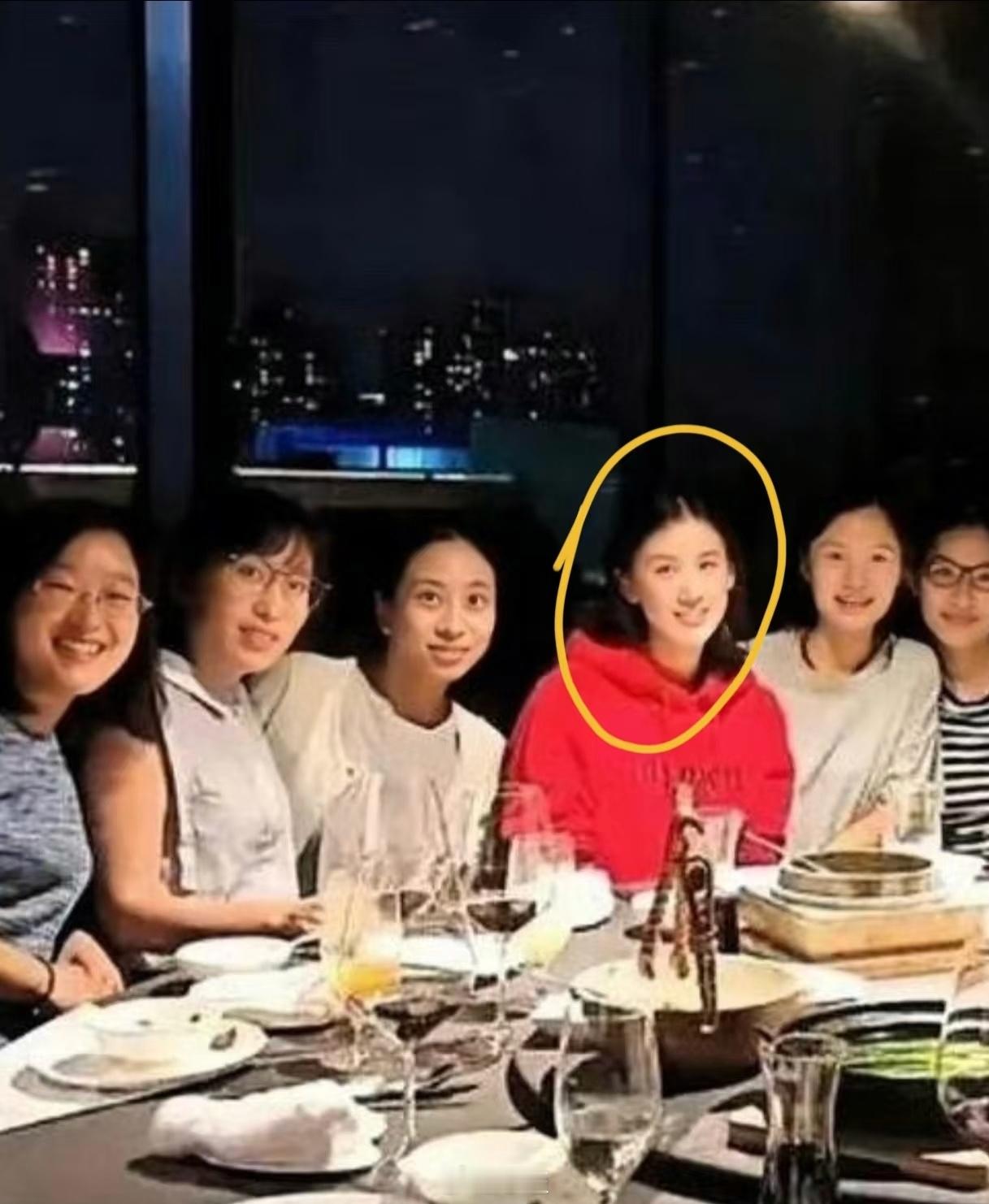 黄圣依参加老同学聚会，颜值很突出像两代人 