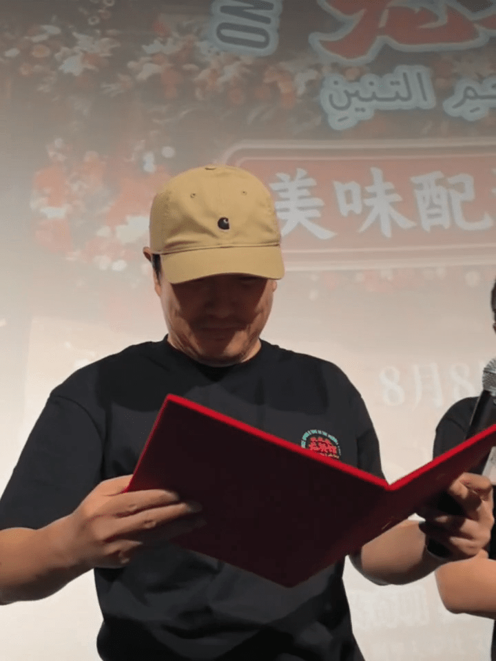 观众给沈腾颁奖观众说沈腾是群众的影帝群众的影帝！观众给沈腾颁奖，沈腾嘴笑歪了，这