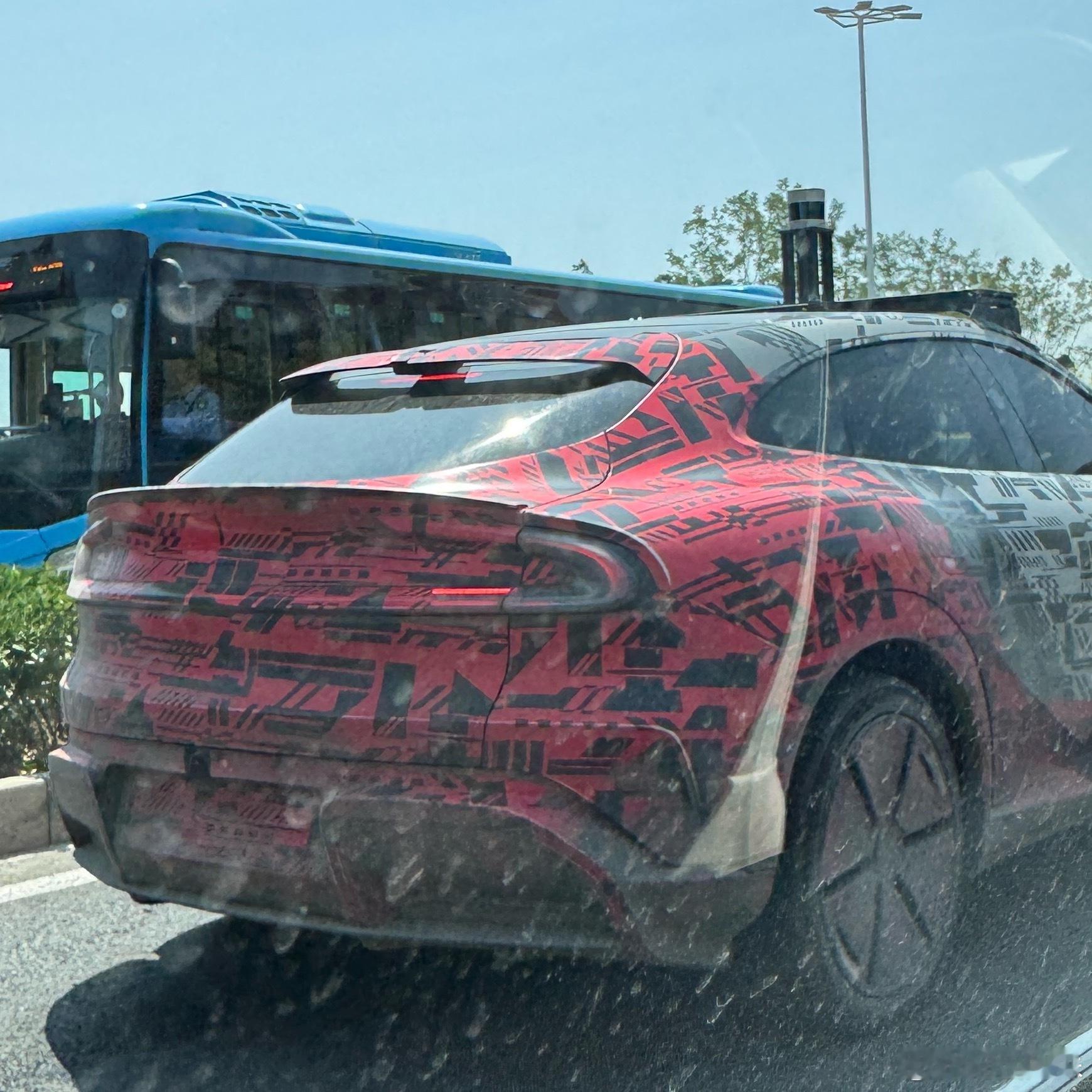 小米YU7测试车，车型真挺好看，比普遍SUV的车身要低要长，好想看看内饰什么样子