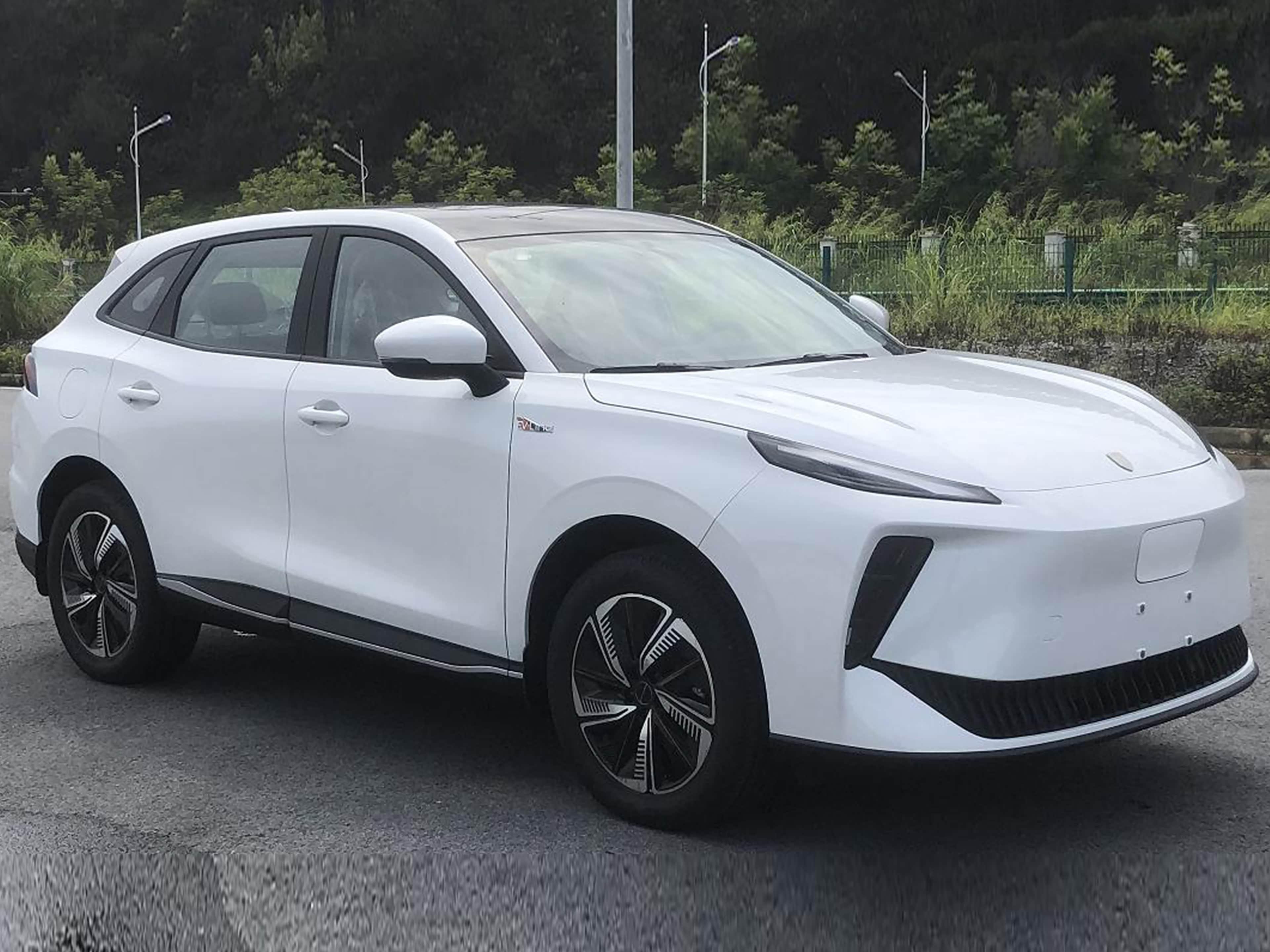 新款东风风行雷霆申报图，外观小改更简洁定位纯电紧凑型SUV4615/1860/1