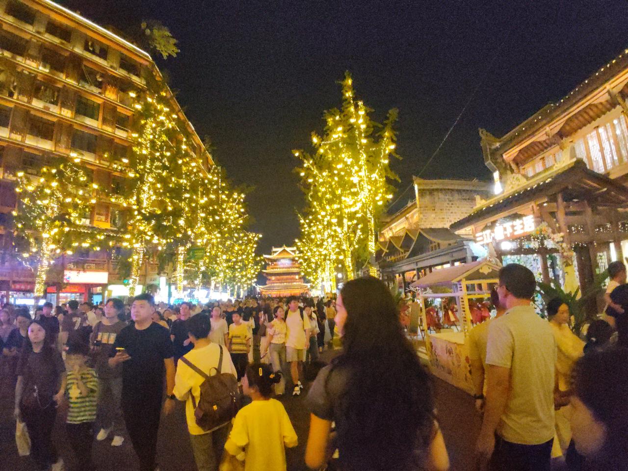 乙巳中秋《过夹镜楼》
年年中秋，今又中秋，
万里河山如卷轴。
岁岁展转，天涯展转