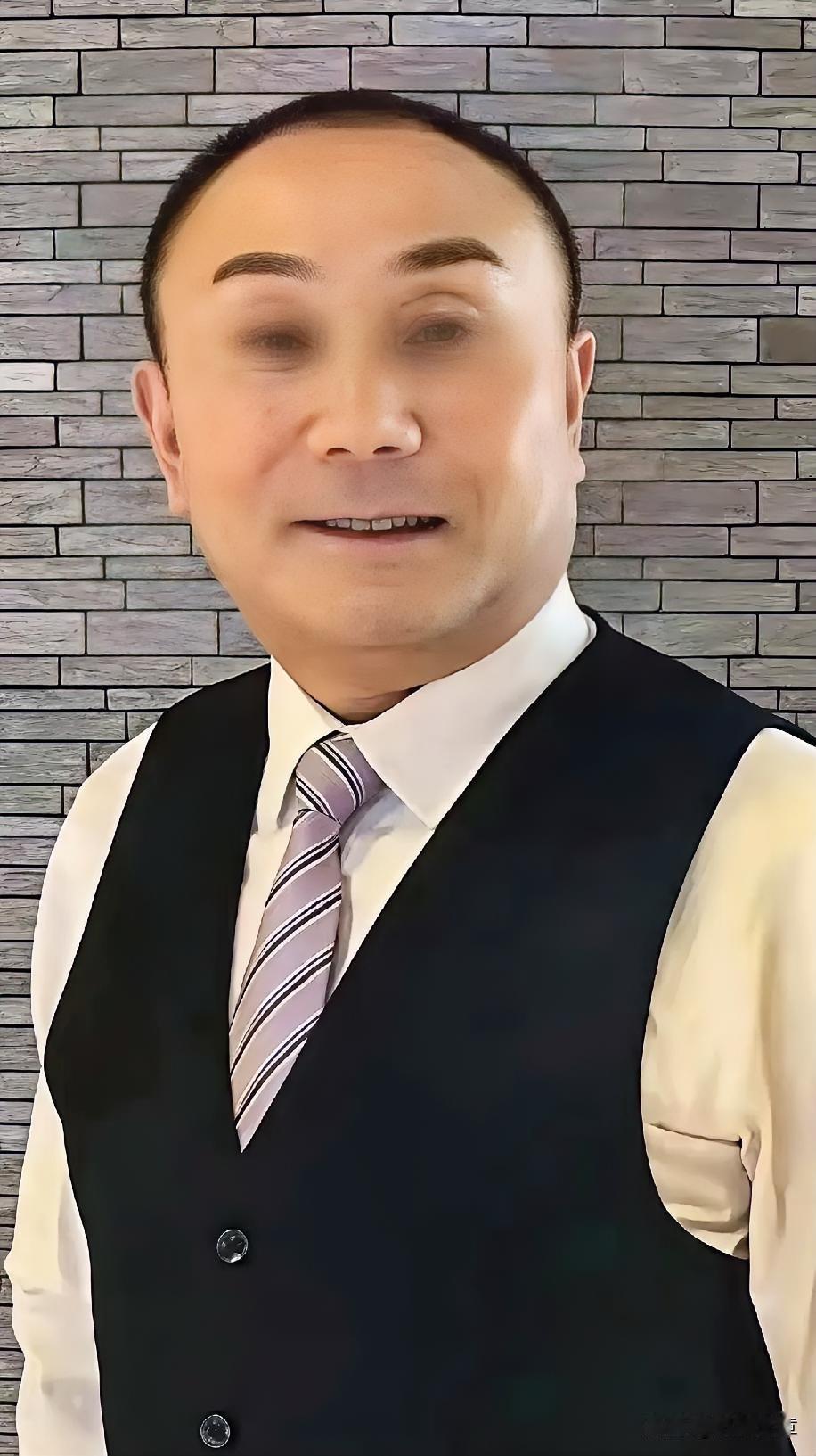 西安赛格那个开豪车的严老板，
竟然连3块钱的泡馍都要蹲在路边吃？
​这两天商圈传