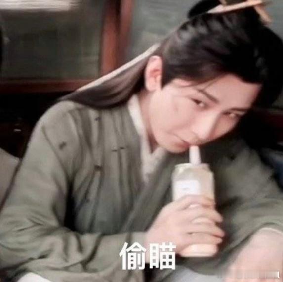 刚刚吃饭的时候我妈冷不丁问了我两个问题：“成毅在昆山那场是不是好多人一起的拼盘演
