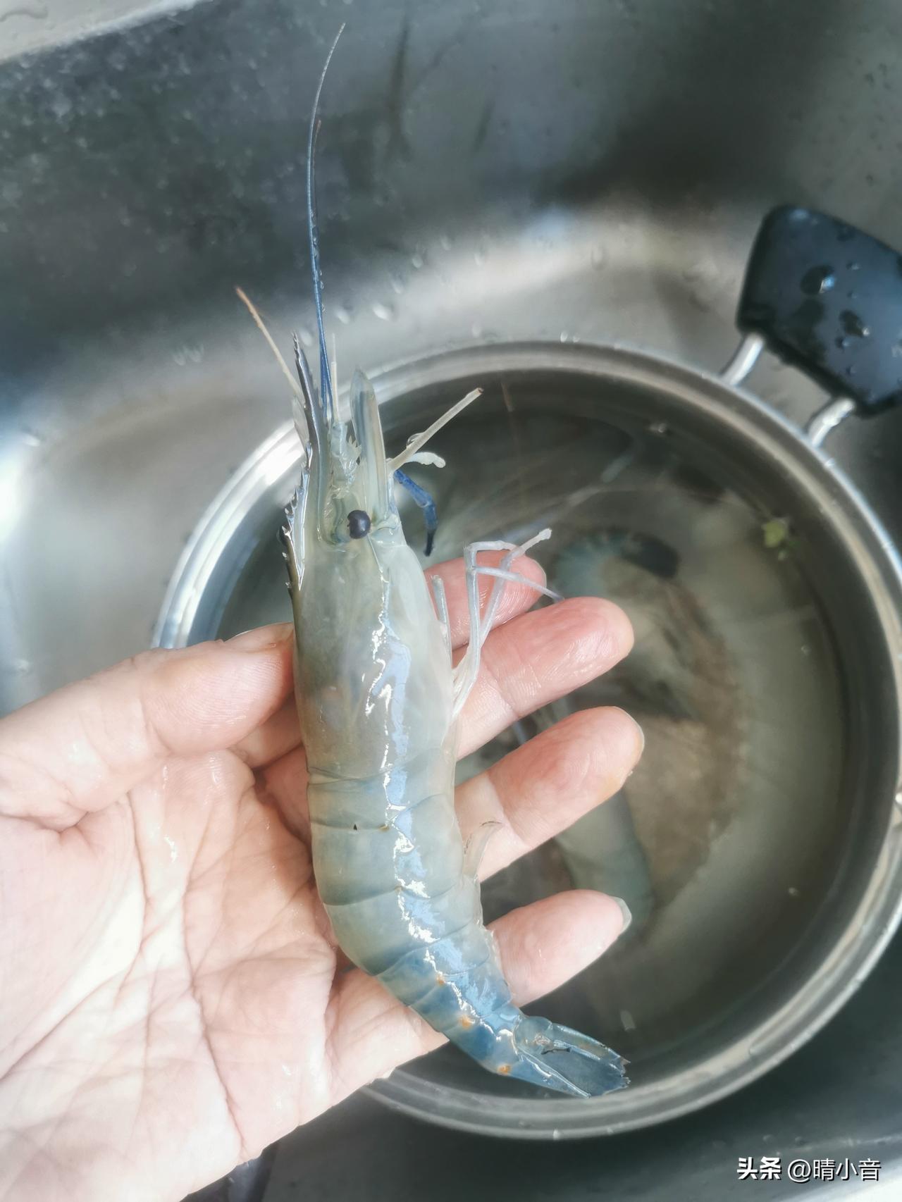 这些天迷上了我自己做的葱油饼，可好吃了。

以前我迷恋我们这里的产的小香葱，就是