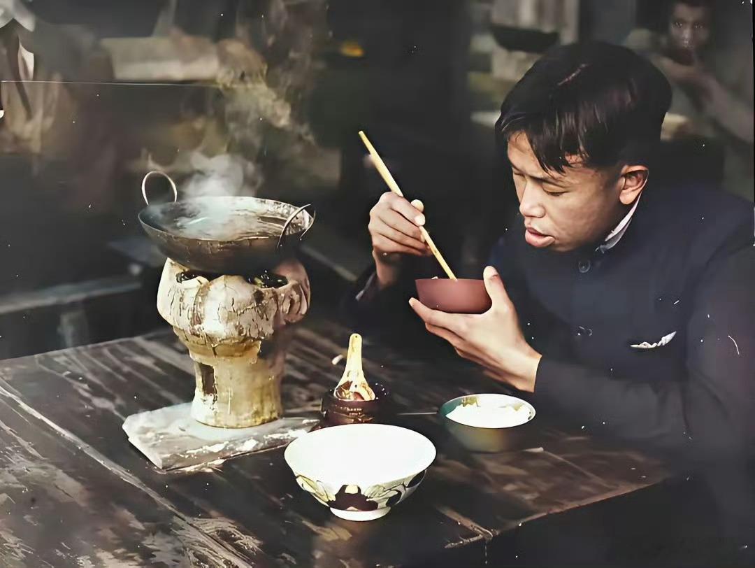 抗战时期，重庆涮火锅的青年。大后方就是不一样，单人配个碳锅子。