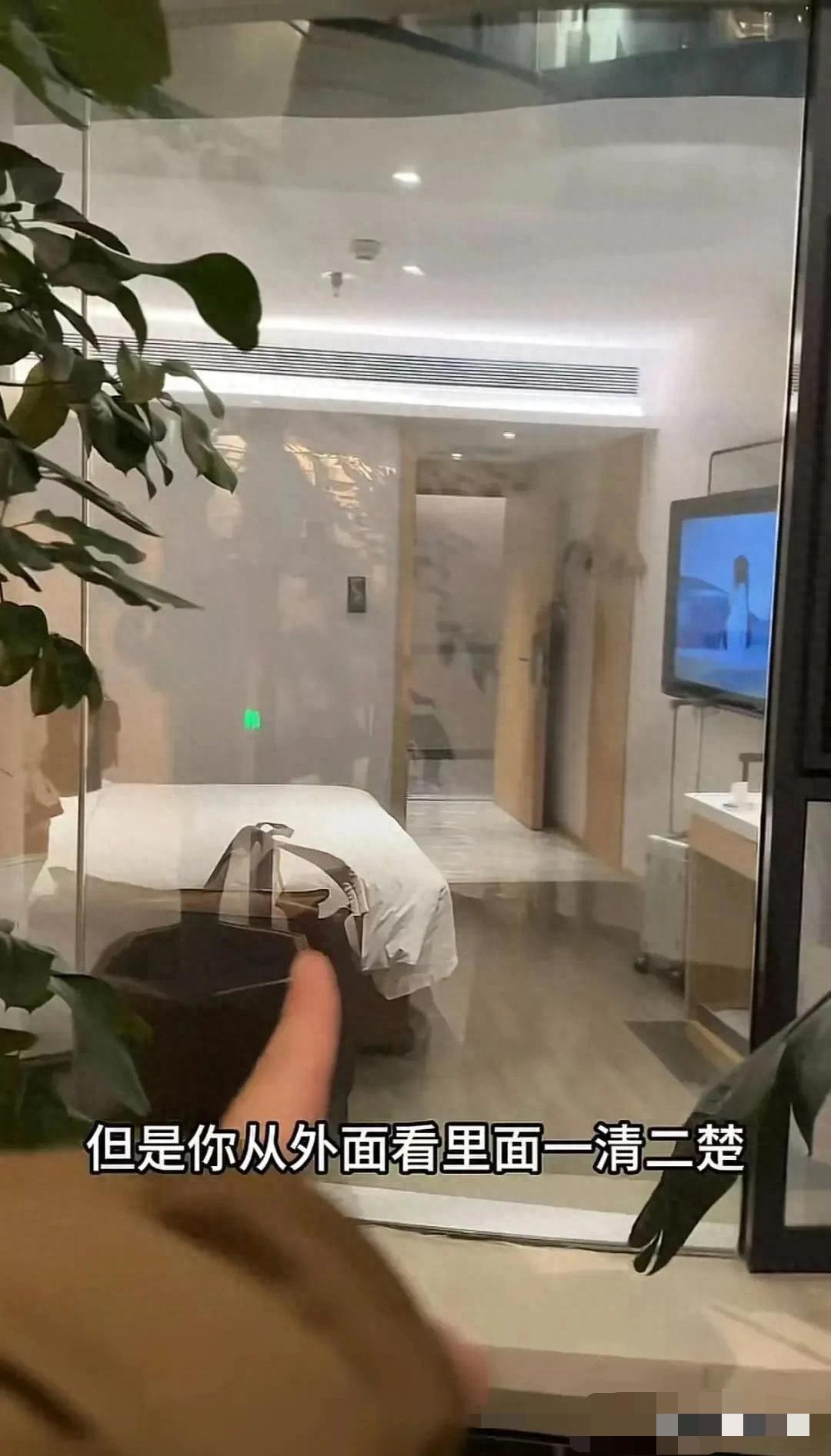 “离了个大谱！”2025年10月，吉林延吉，一女子住酒店时发现房间内的落地窗的玻