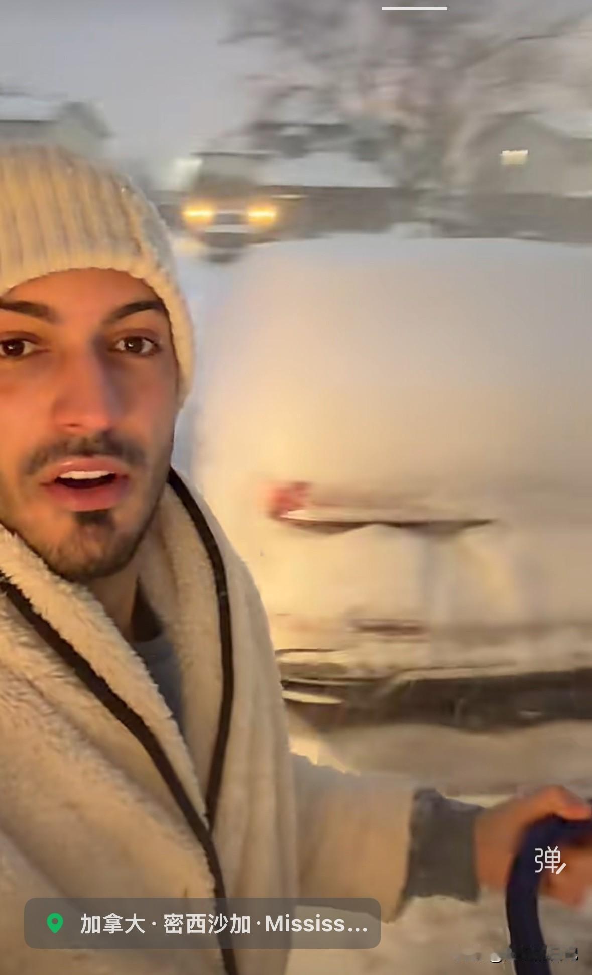 罗兰多不是阿尔巴尼亚住国内大使馆的参赞么，他怎么不去上班呢？

近日，罗兰多带着