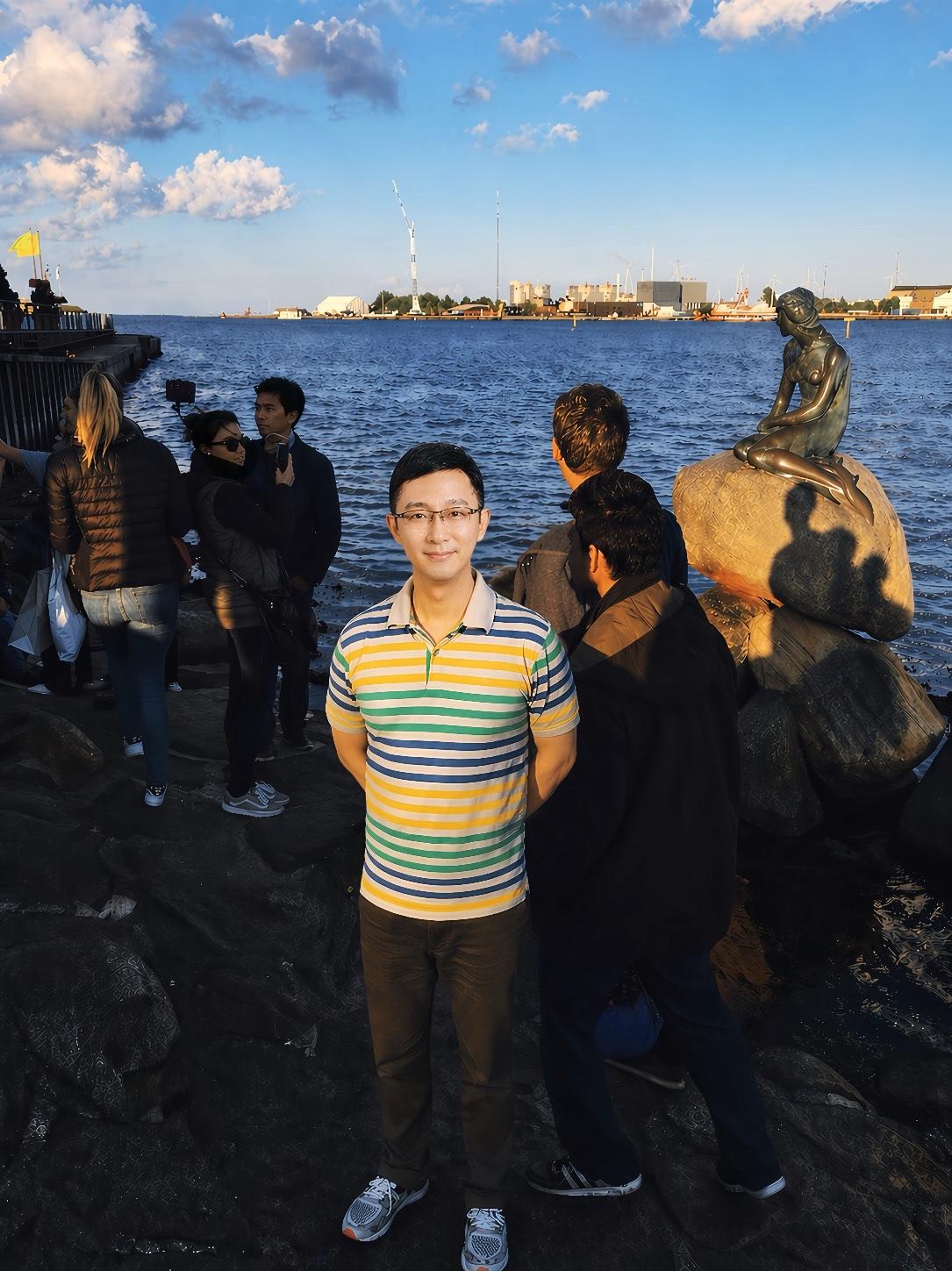 我最近发现一个很可怕的事！


有些年轻人不是在上网，是已经“住进互联网”了。