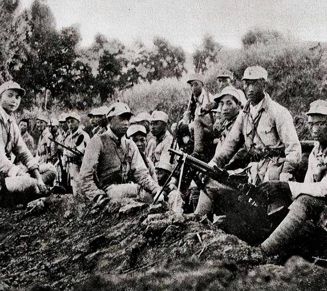 1935年初，怀玉山之战爆发，方志敏率领的红十军团遭遇重创，最终壮烈就义，队伍四