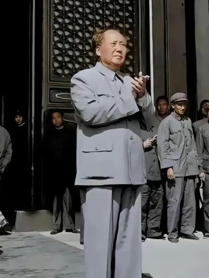 1964年，毛主席秘密地把周总理叫到办公室谈话。毛主席悄悄地说：“恩来，我有一个