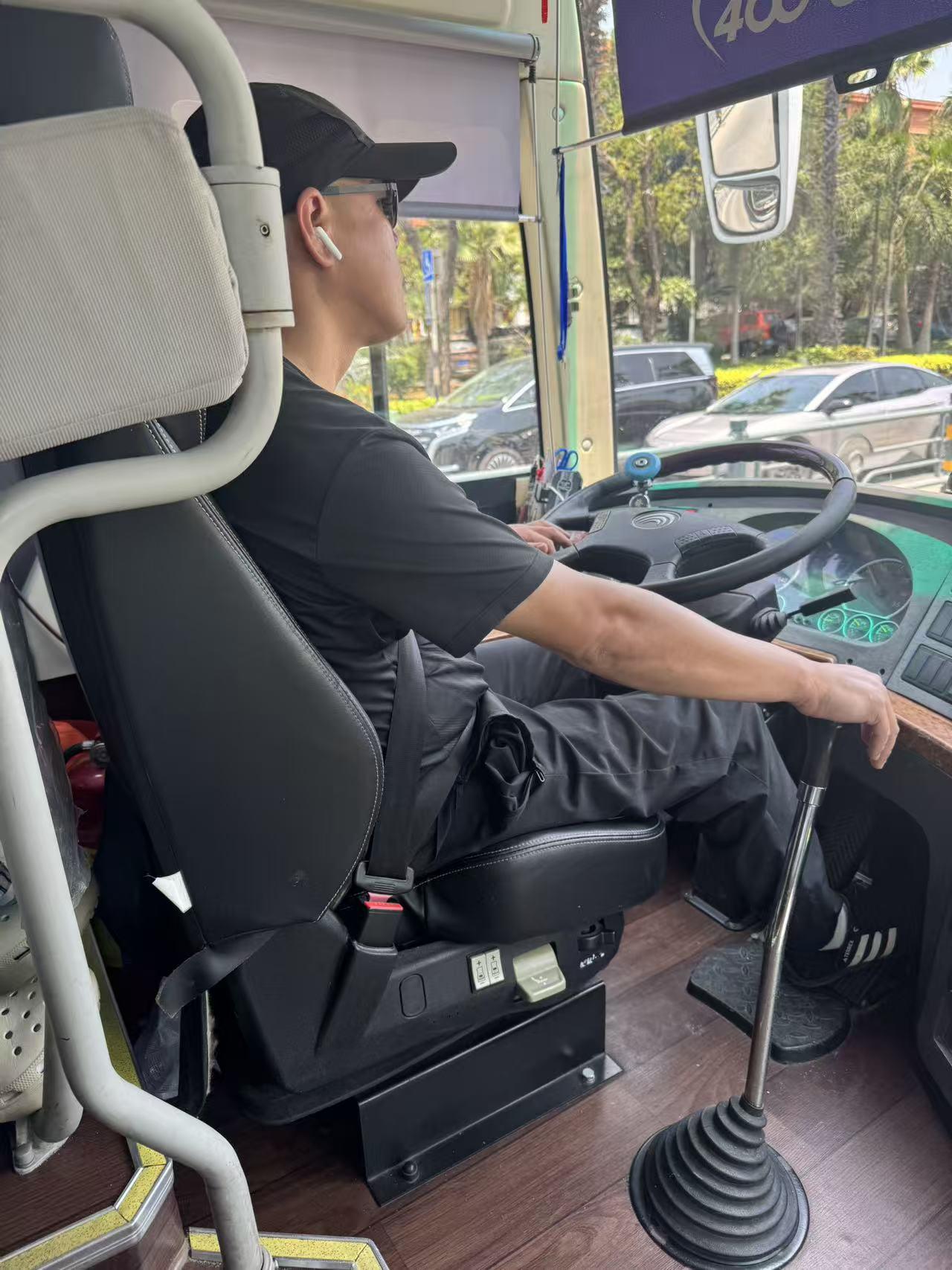 无论是理想、岚图什么零重力座椅，既使是上百万的尊界，再牛B的空气悬挂，在它面前都