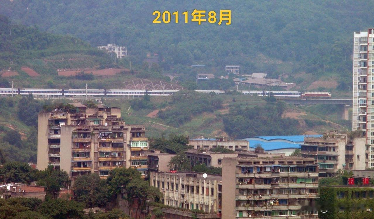 相同角度相隔十五年拍到歌乐山下经过的旅客列车，2011年那张是重庆开往北京西的T