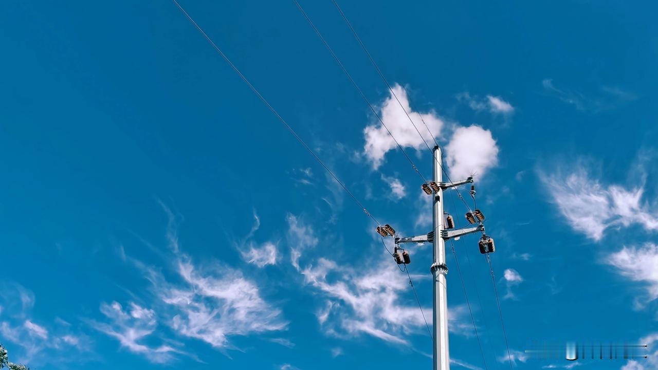 《七绝·云线》

万里晴空云自闲，
银弦几道挂山间。
铁塔高擎撑碧落，
风来摇碎