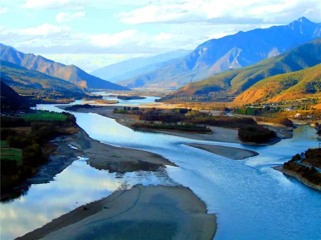 黄河出积石峡，也就是她从源头青藏高原流出，汇聚万千细流湖泊，迈入了黄土高原，从此