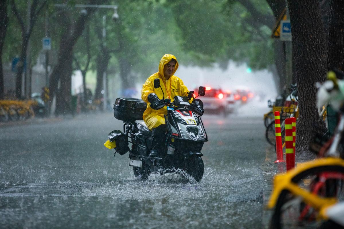 外卖员大雨超时送餐你会给差评吗不会轻易给差评。大雨天气路况差、路滑视线不好，骑车
