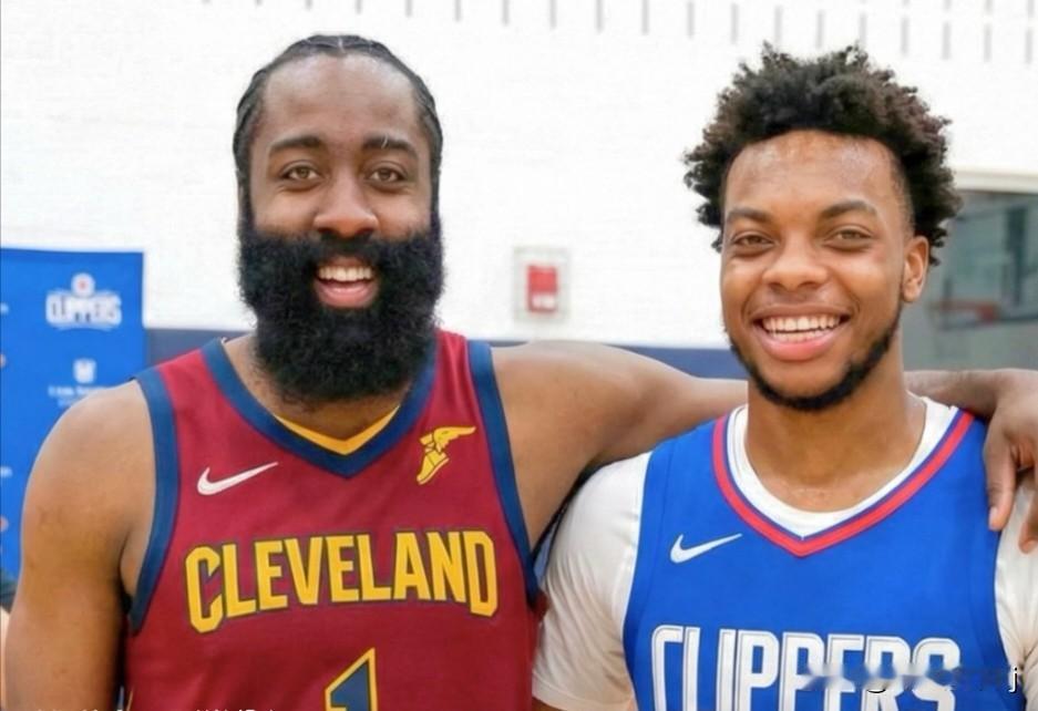 詹姆斯终于加盟骑士了！
从上个赛季末直至本赛季开启，关于詹姆斯回归骑士的传闻始终