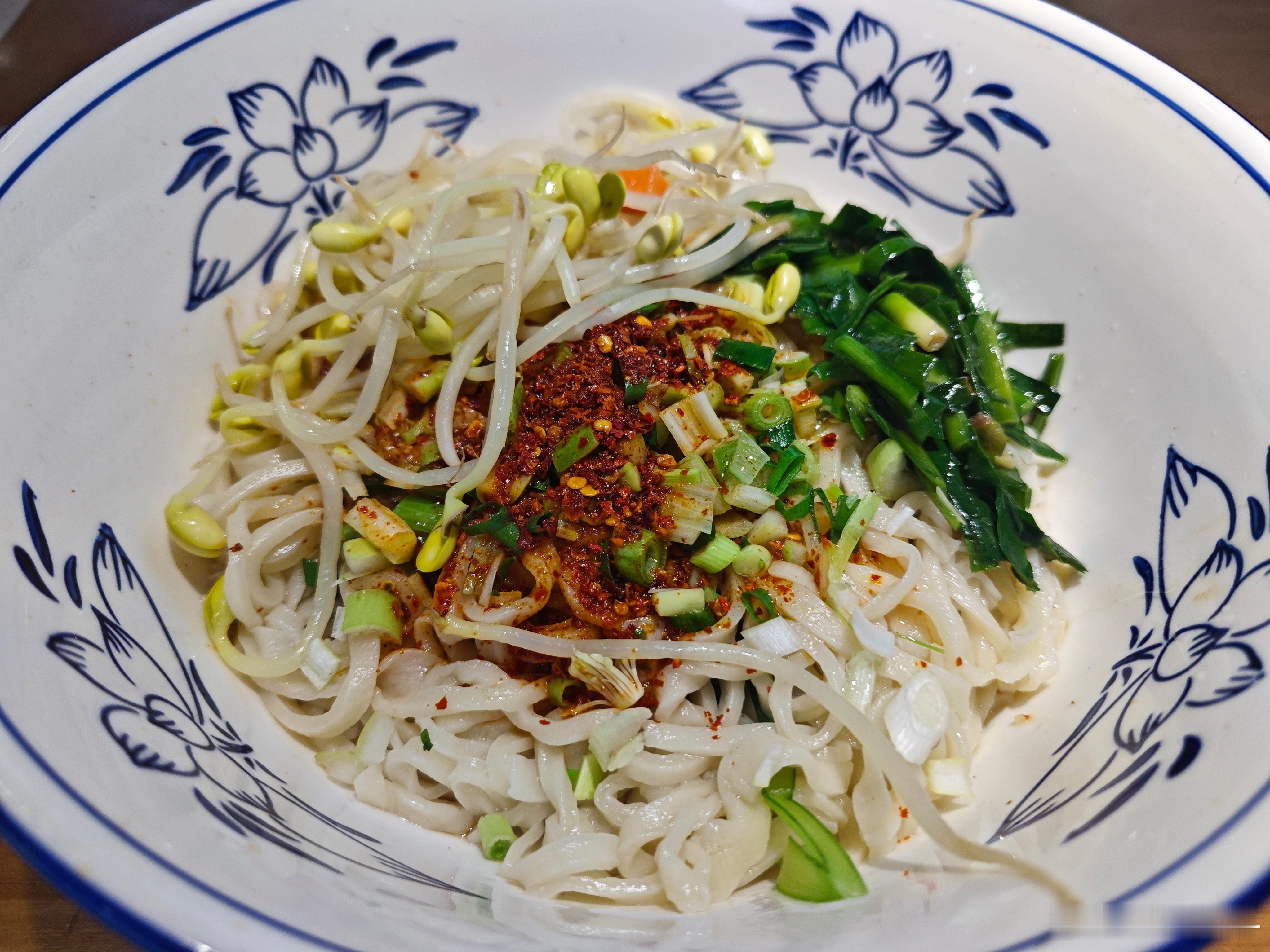 干饭时间到，中午吃油泼面[干饭人]中午吃啥熬夜泰斗的随手拍 ​​​