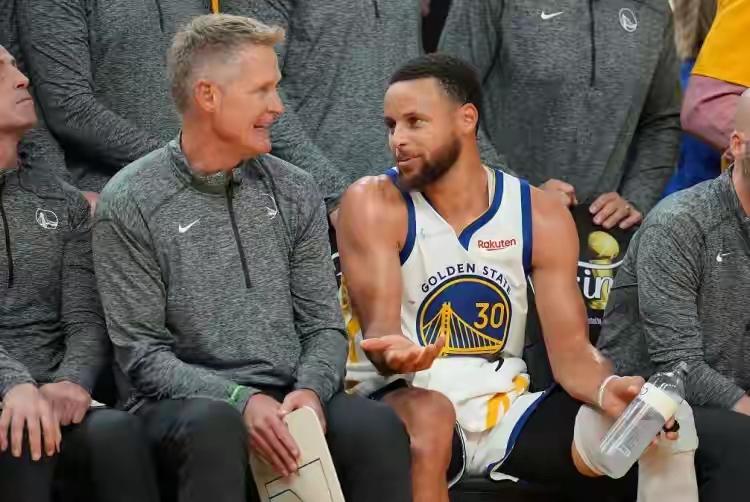 重大喜讯！库里有望复出，季后赛席位之争更趋激烈！
有网友认为，勇士如今实力不济，