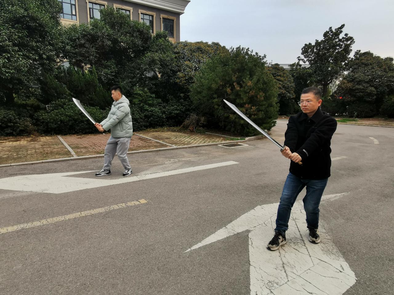 周末大家集体来场地练功。五行拳是必练，冬季多练钻拳符合时令，对腰肾的保健好处多多