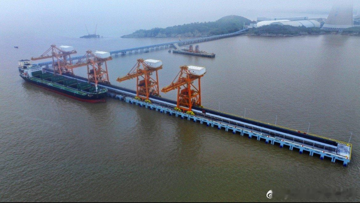 台州三门码头集群提速起势实现历史性跃升三门健跳港区高能级码头接连竣工投产，吞吐量