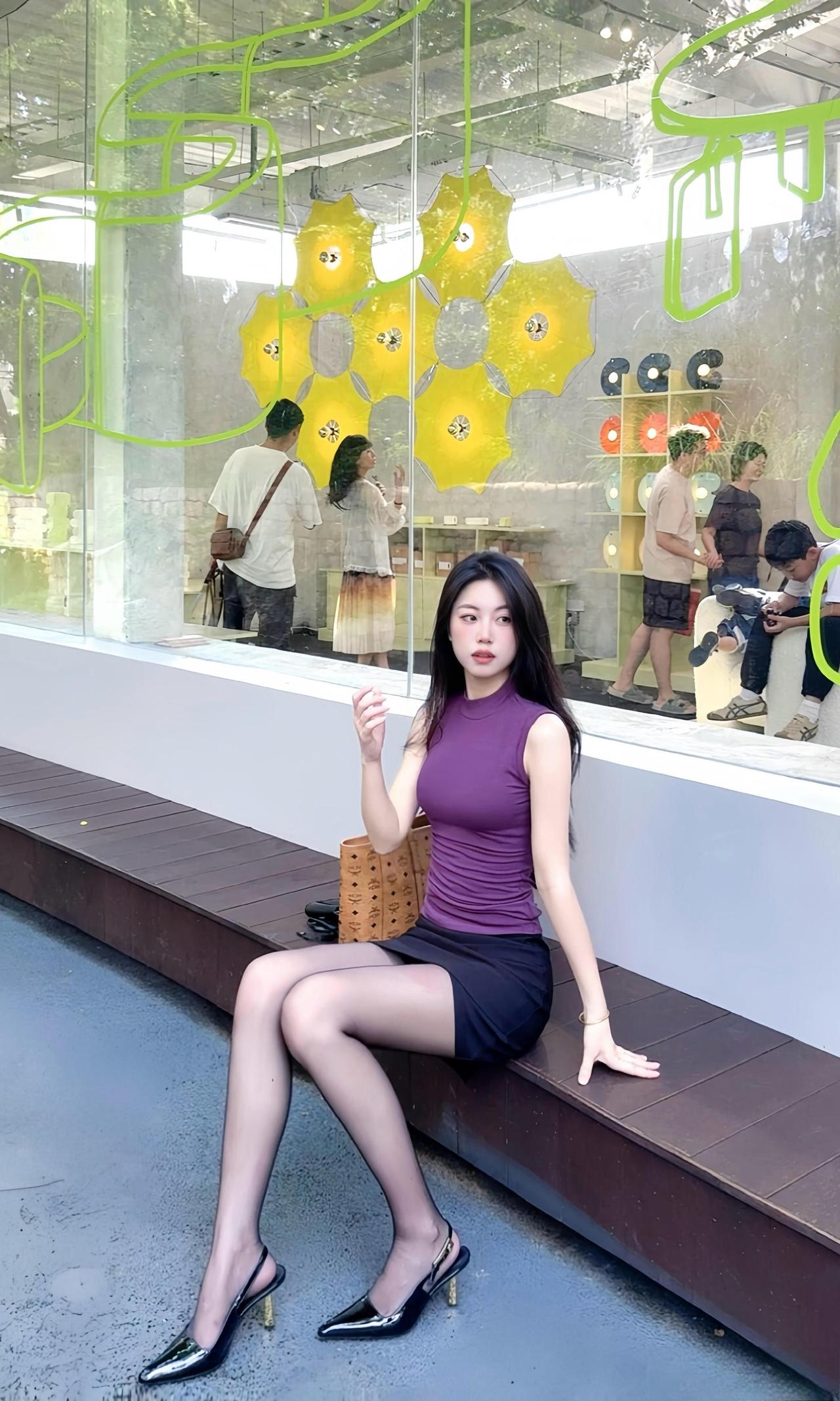 这套穿搭将性感妩媚与休闲精致巧妙融合，风格吸睛又具女人味。紫色无袖修身背心凸显身