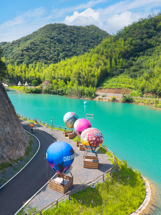 在安吉，找到了桨板玩水的“九寨沟”翡翠湖❗