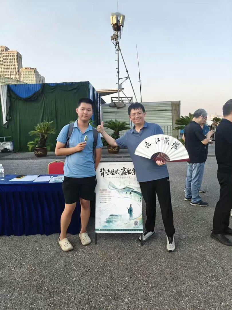 来武汉游长江赏湖光 【武汉秋游花式上新  背古文免费坐游船爆火】在武汉，这个9月