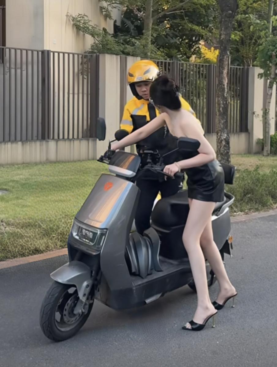 看看气质女神的穿着搭配吧这样穿搭骑车上街会引起交通堵塞啊！