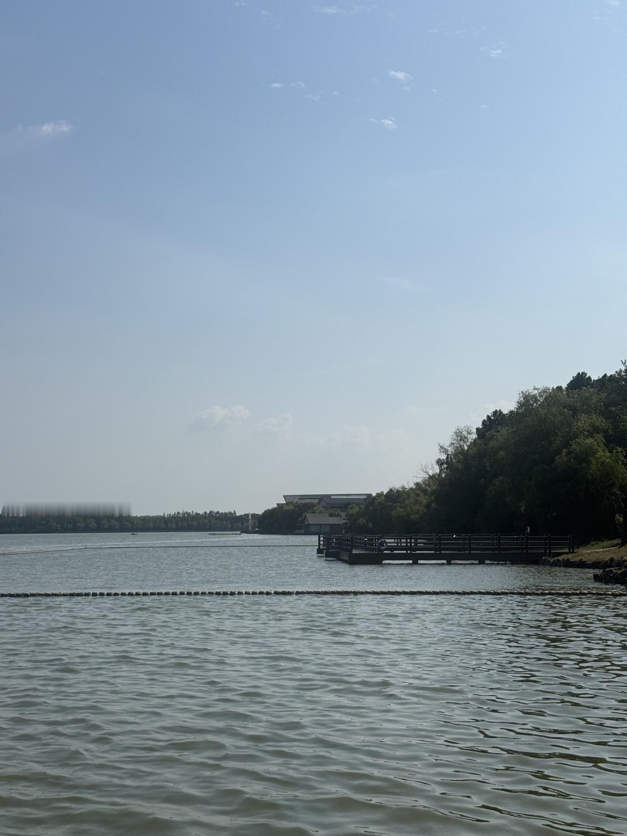在明珠湖租了辆四人电瓶车
沿着湖边慢慢开，湖面风一吹，空气确实清新。四人车慢悠悠