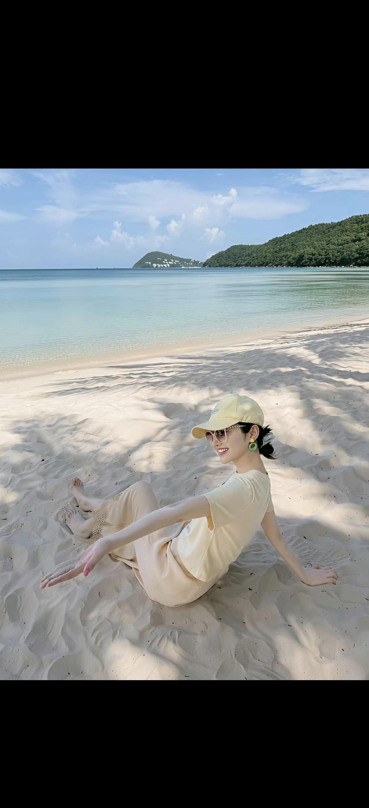 碧海潮生处，轻纱拂玉沙。