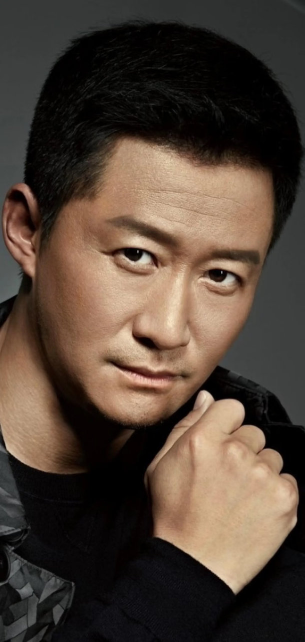 吴京 老人撒饭 别人开会他撒饭，吴京你也太会了吧 