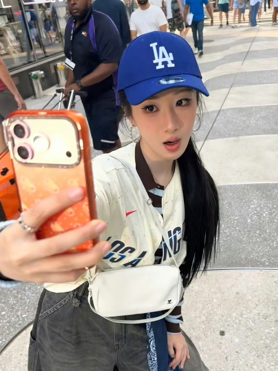 杨紫观战世界杯决赛万众瞩目的世界杯决赛赛场，杨紫带着父亲奔赴看台，兑现了父女俩许