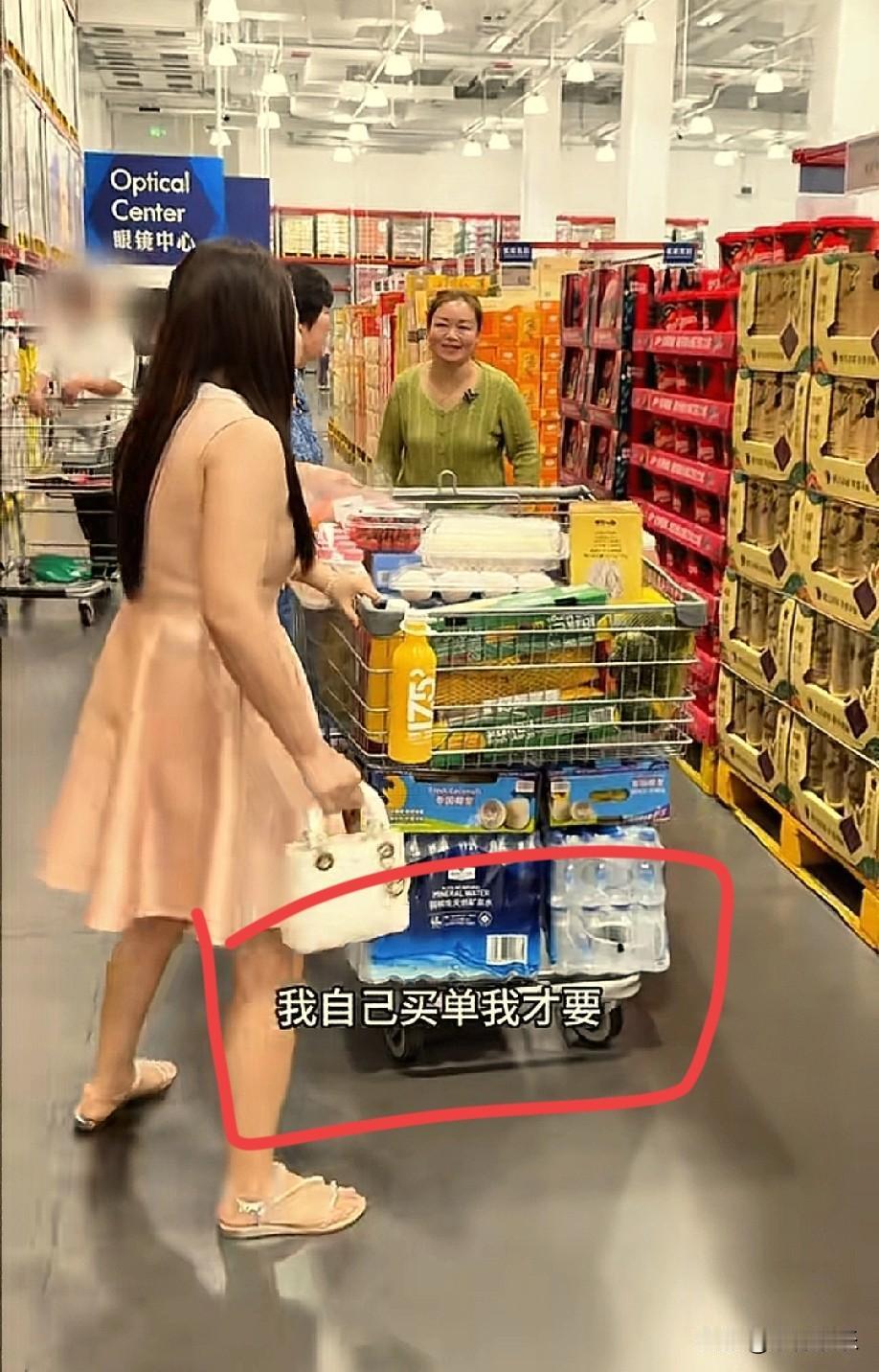 周阿姨遇到了跟红姐一样的难题，陪小凤一起逛山姆超市，周阿姨看到蛋黄派，就想着给自