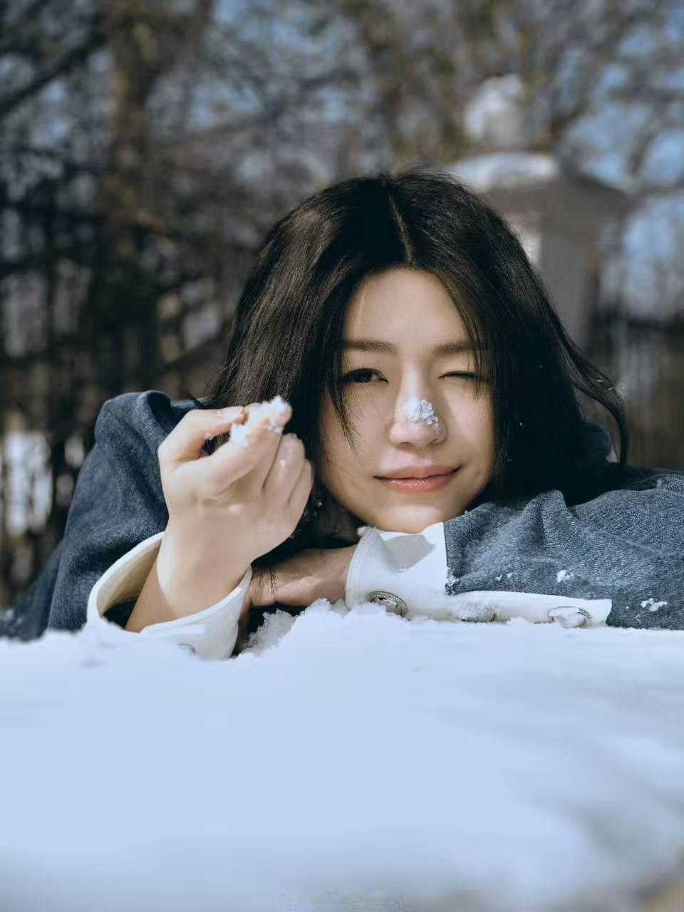 陈妍希发脚的康复情况陈妍希可以走路了为陈妍希的康复进展喝彩！穿上跟腱靴落地的这一