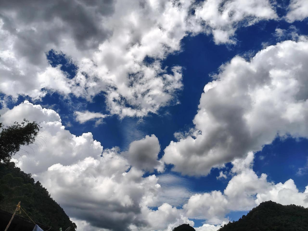 “清清楚楚不清楚”，这上联道尽了人生的奇妙悖论。我们总渴望把世事看得明明白白，却