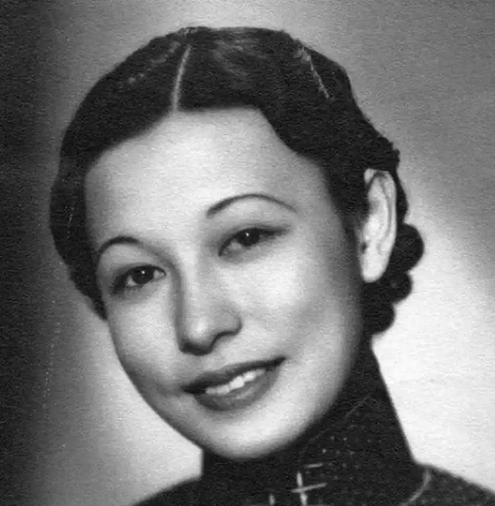 1943年，郭婉莹难产住院，可她的丈夫却在寡妇家里过夜。出院后，郭婉莹精心打扮了